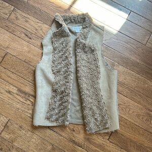 Arita vest- size large (fits more like a medium)